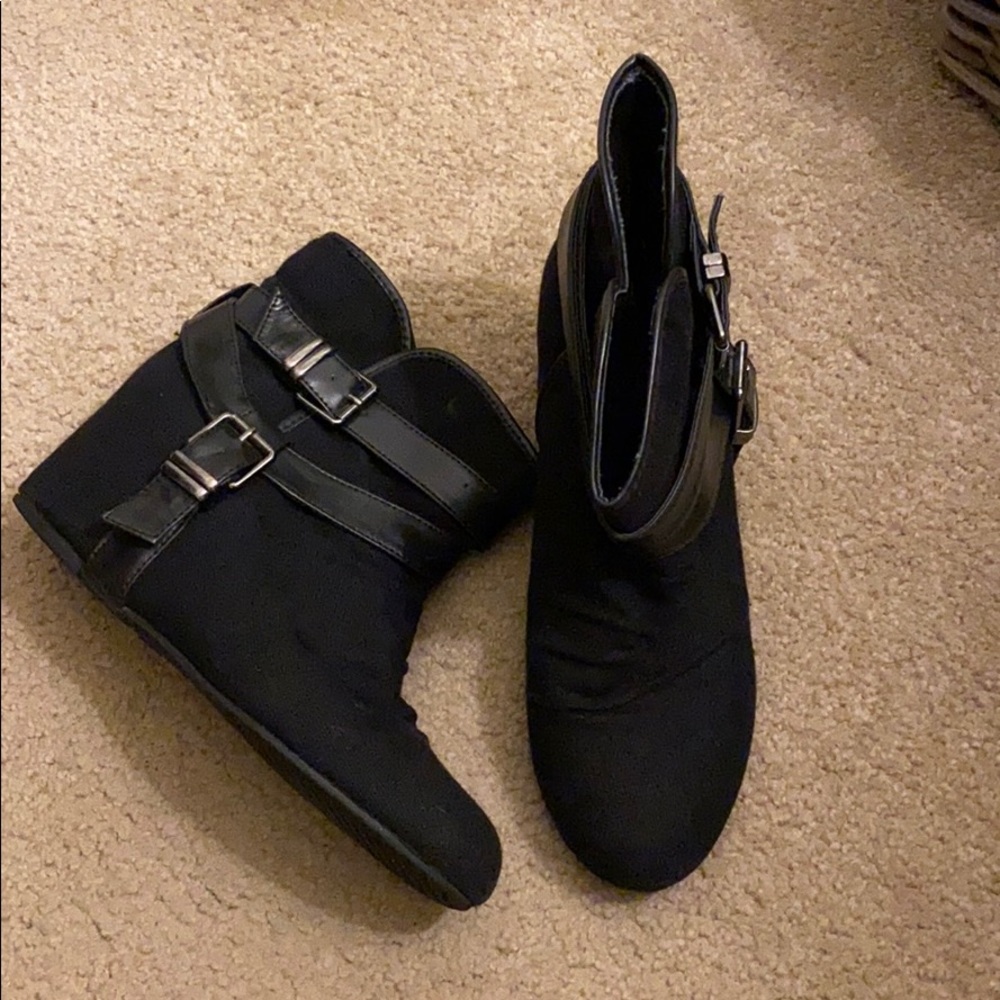 Black wedges